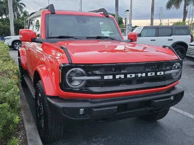 2023 Ford Bronco Outer Banks photo 2