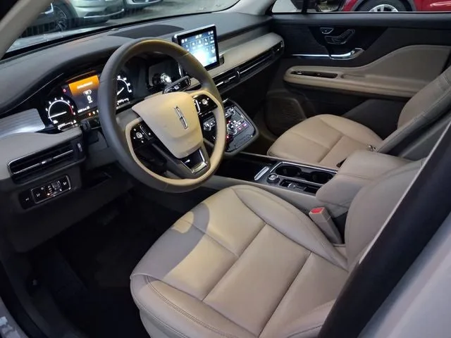 2022 Lincoln Corsair Standard photo 11