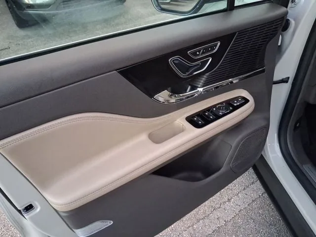 2022 Lincoln Corsair Standard photo 13