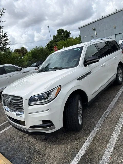 2024 Lincoln Navigator Premiere photo 2