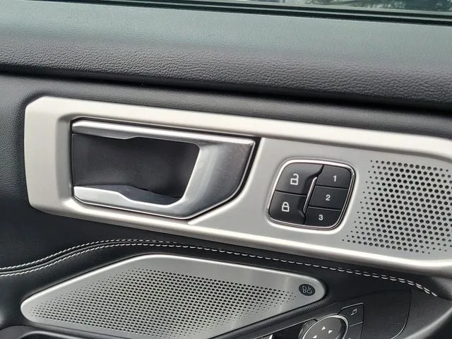 2020 Ford Explorer ST photo 17