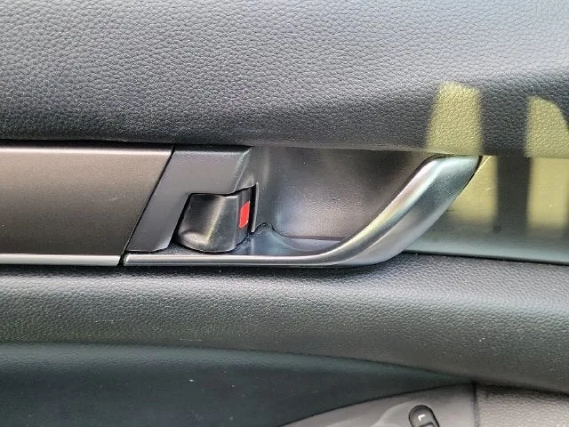 2018 Honda Accord LX photo 12
