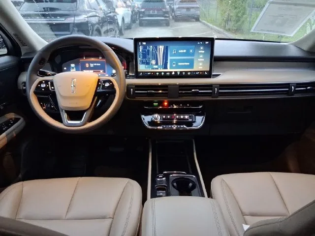 2023 Lincoln Corsair Standard photo 7