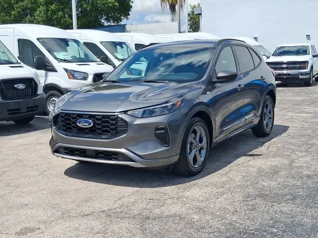 2023 Ford Escape ST-Line photo 2