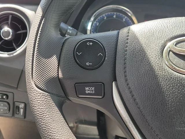 2018 Toyota Corolla LE photo 18