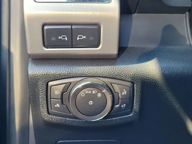 2016 Ford F-150 Platinum photo 15