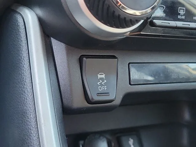 2022 Toyota RAV4 XLE photo 26