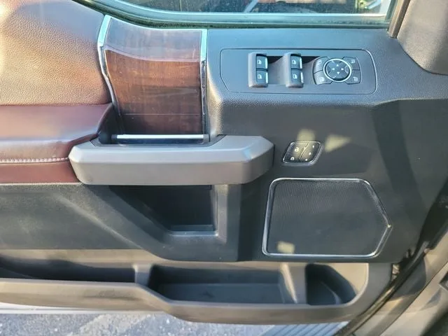 2016 Ford F-150 Platinum photo 17