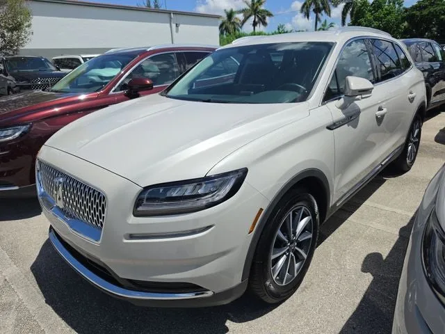 2022 Lincoln Nautilus Standard photo 2