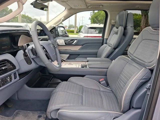 2022 Lincoln Navigator L Black Label photo 11