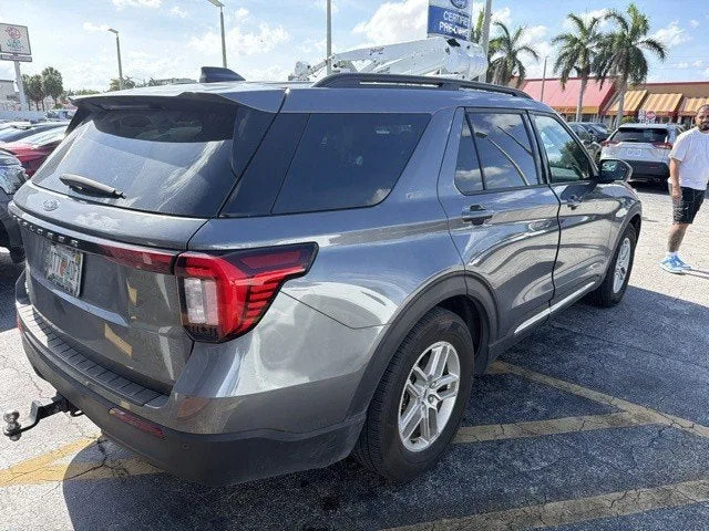 2025 Ford Explorer Active photo 4