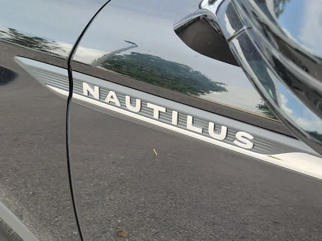 2023 Lincoln Nautilus Standard photo 9
