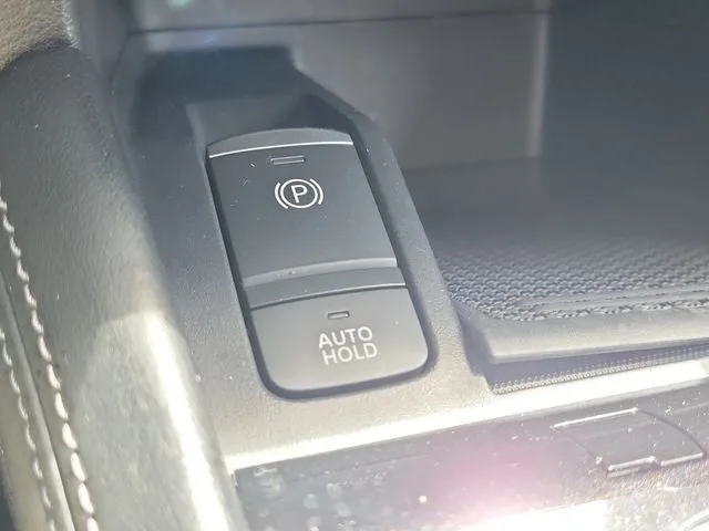2021 Nissan Kicks SR photo 25