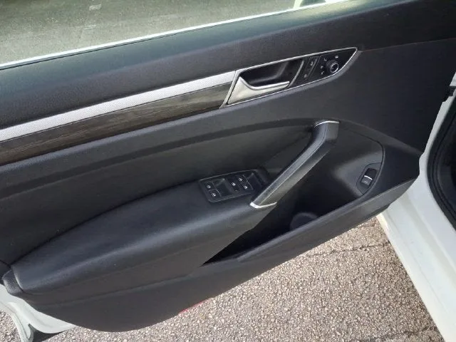 2017 Volkswagen Passat 1.8T SE photo 12
