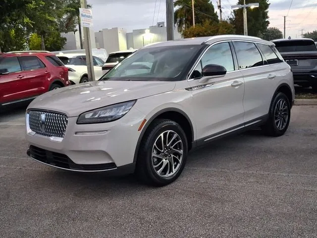 2022 Lincoln Corsair Standard photo 2