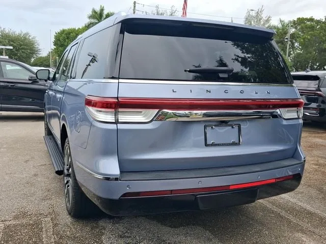 2022 Lincoln Navigator L Black Label photo 3