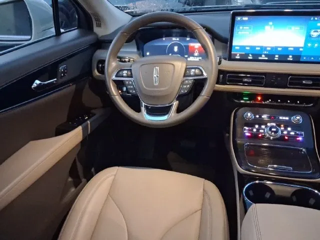 2023 Lincoln Nautilus Standard photo 8