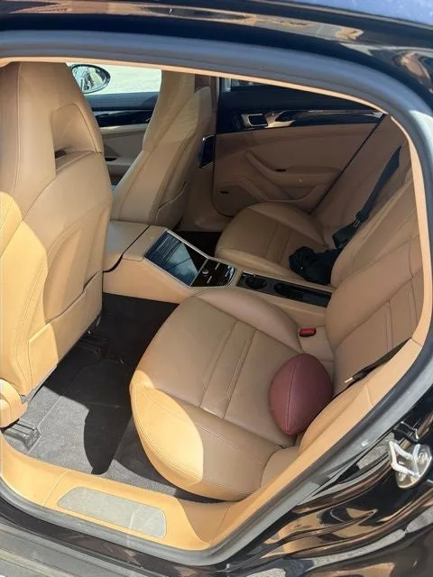 2018 Porsche Panamera Base photo 4