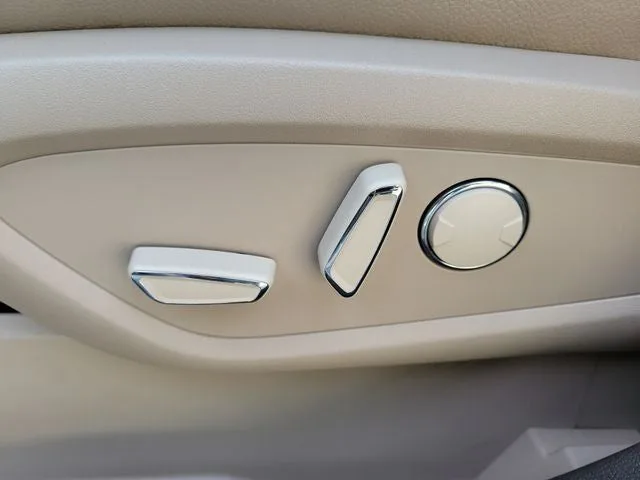 2022 Lincoln Nautilus Standard photo 12