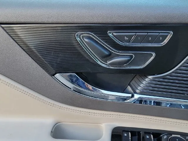 2022 Lincoln Corsair Standard photo 15
