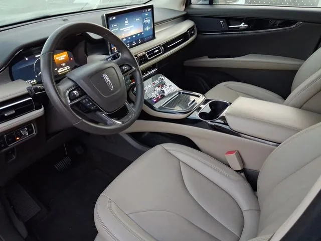 2023 Lincoln Nautilus Standard photo 11