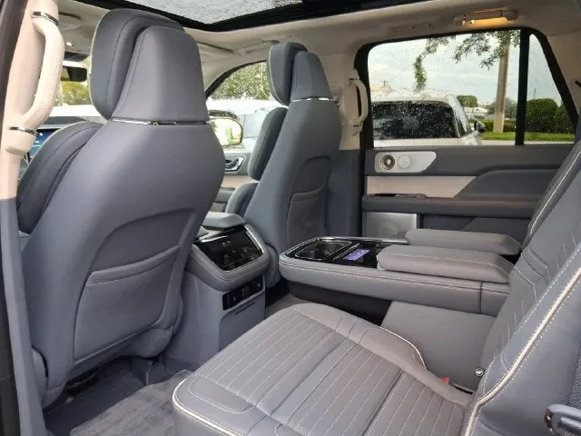 2023 Lincoln Navigator L Black Label photo 5