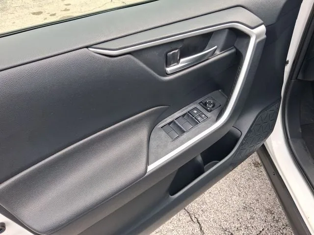 2019 Toyota RAV4 XLE photo 14