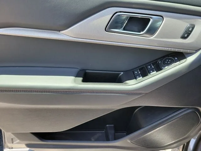 2025 Ford Explorer Active photo 16