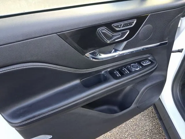2023 Lincoln Corsair Standard photo 13