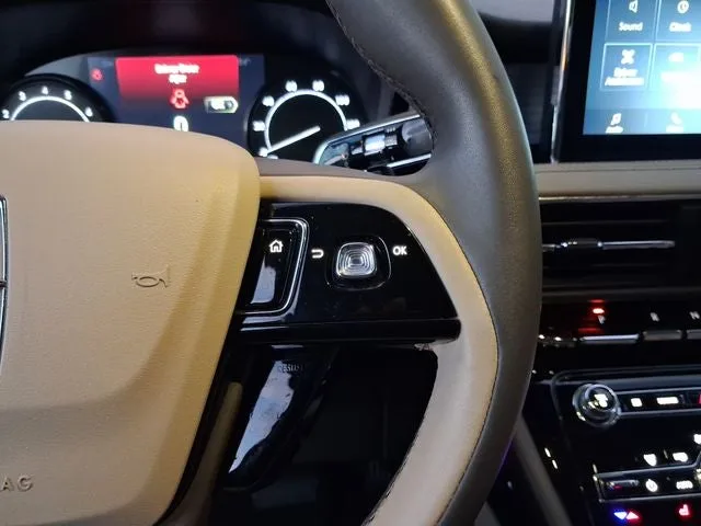 2022 Lincoln Corsair Standard photo 18