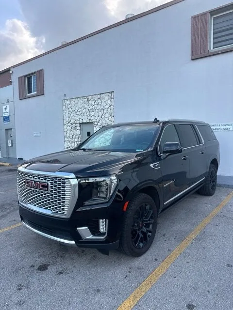 2022 GMC Yukon XL Denali photo 2