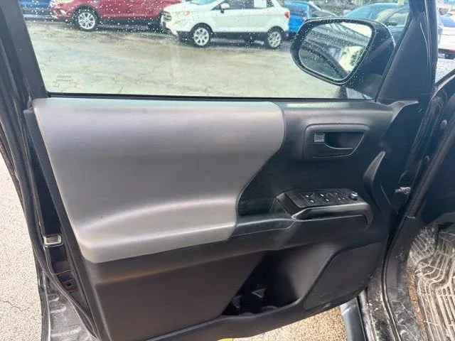 2016 Toyota Tacoma SR5 photo 11