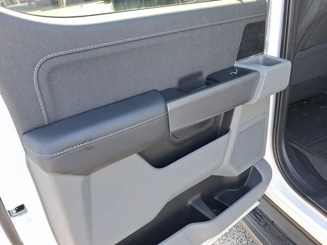 2025 Ford F-150 Lightning XLT photo 9