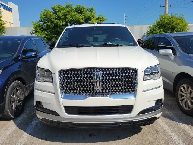 2024 Lincoln Navigator Premiere photo 2