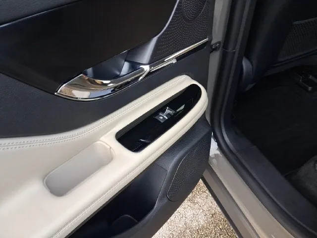2025 Lincoln Corsair Premiere photo 10