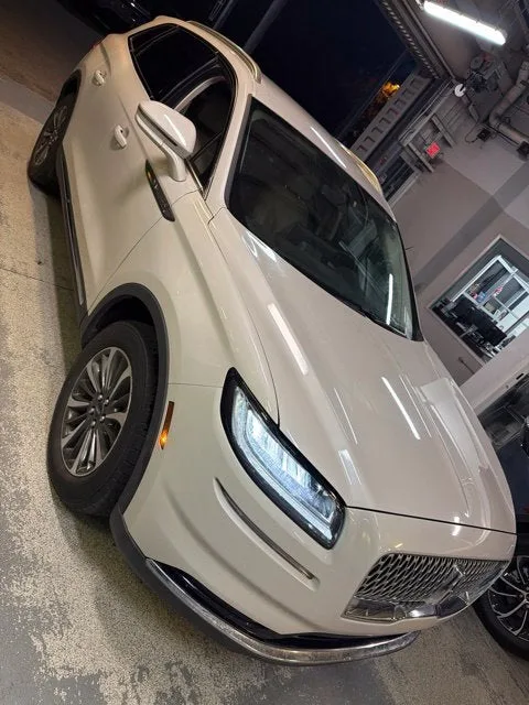 2023 Lincoln Nautilus Standard photo 2