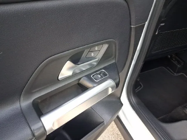 2020 Mercedes-Benz GLB GLB 250 photo 10