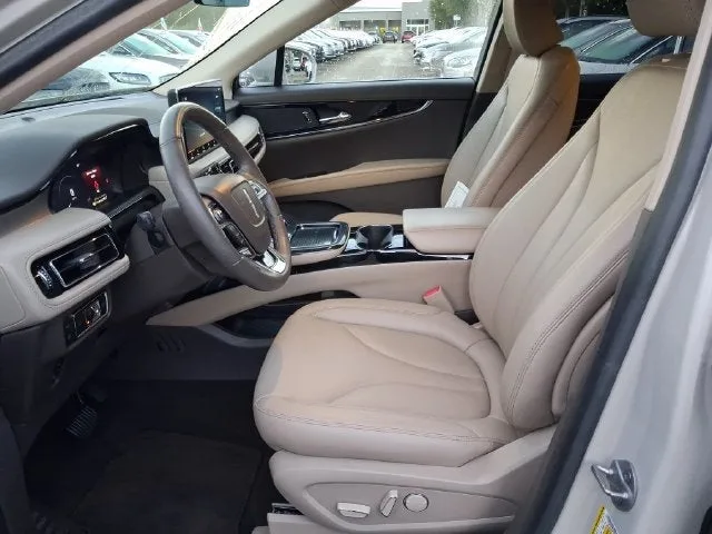 2023 Lincoln Nautilus Standard photo 11