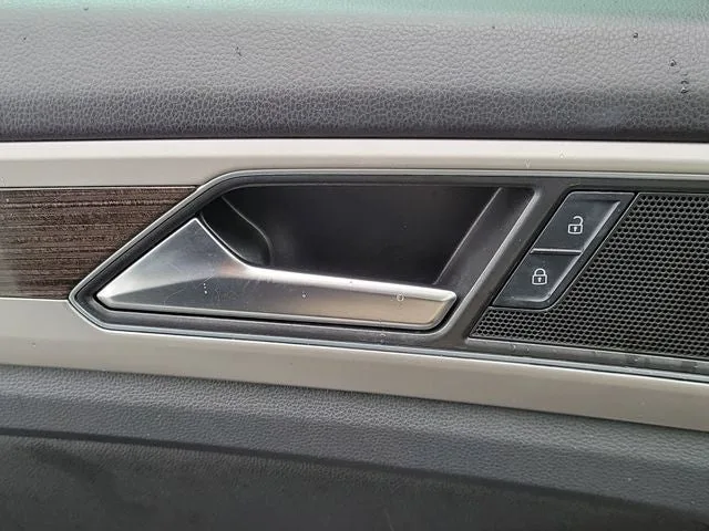 2019 Volkswagen Atlas 3.6L V6 SEL R-Line R-Line photo 16