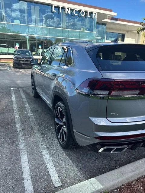 2025 Volkswagen Atlas Cross Sport 2.0T SEL Premium R-Line photo 5
