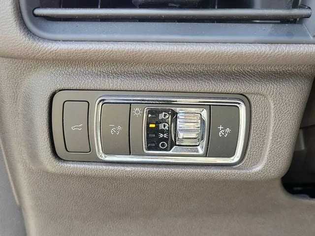 2023 Lincoln Corsair Standard photo 12