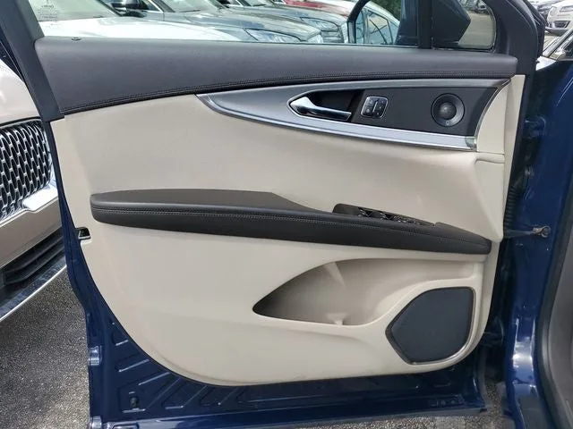 2019 Lincoln Nautilus Reserve photo 16