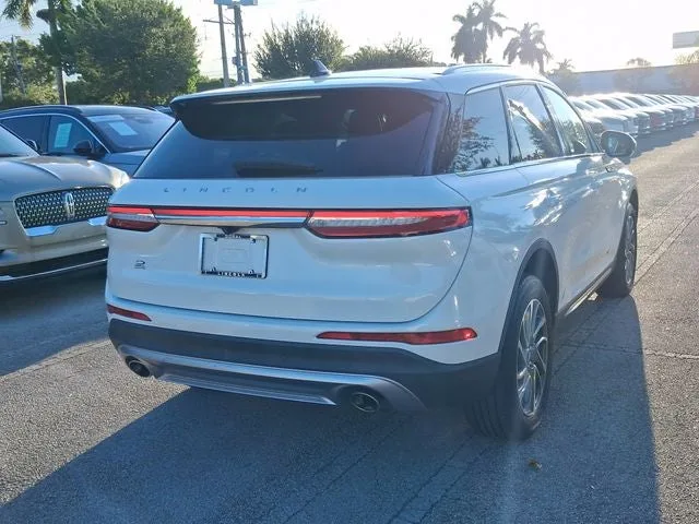 2021 Lincoln Corsair Standard photo 4