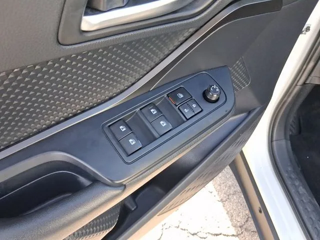 2019 Toyota C-HR LE photo 14