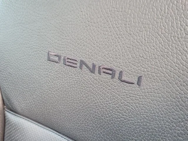 2022 GMC Yukon Denali photo 15