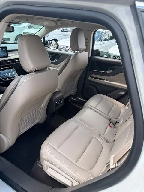 2022 Lincoln Corsair Standard photo 9