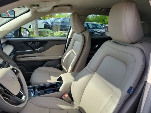 2023 Lincoln Corsair Standard photo 10