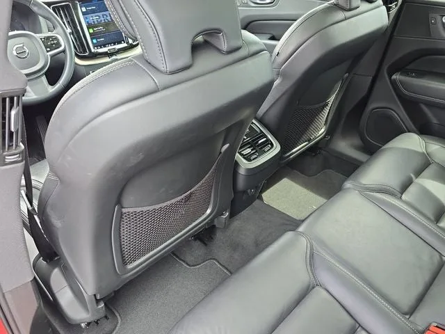 2022 Volvo XC60 B5 Inscription photo 11