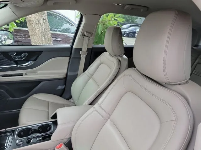 2022 Lincoln Corsair Standard photo 9
