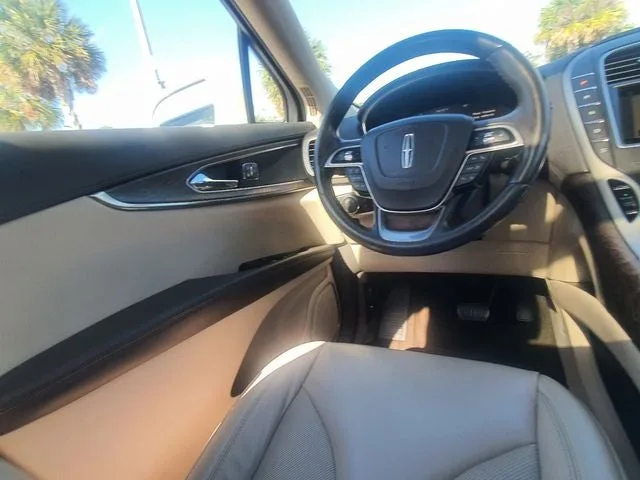 2019 Lincoln Nautilus Select photo 12